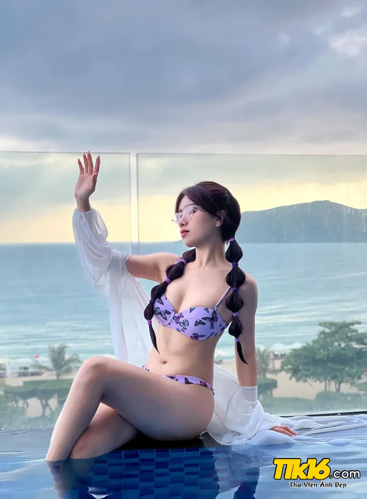 Hạ Nhiên Gãy TV mặc bikini 13